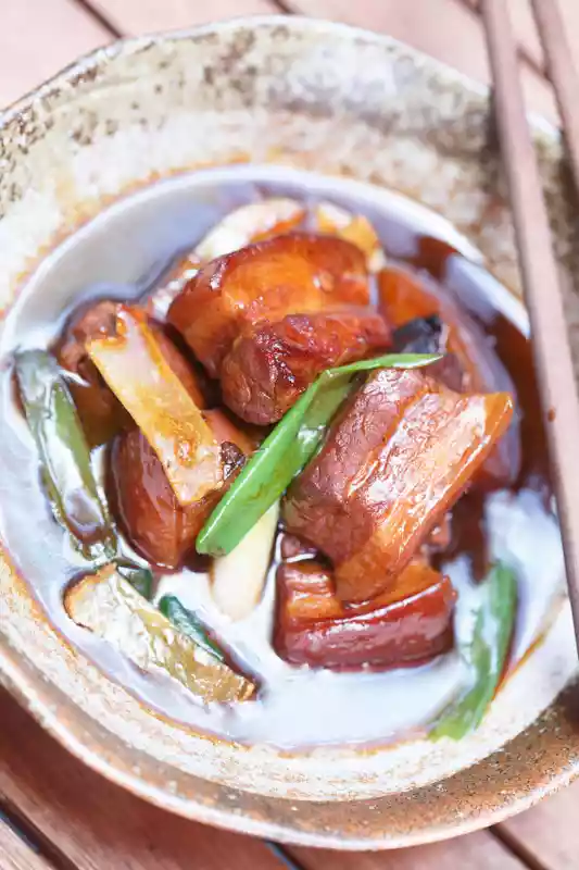 Rot geschmorter Schweinebauch 红烧肉