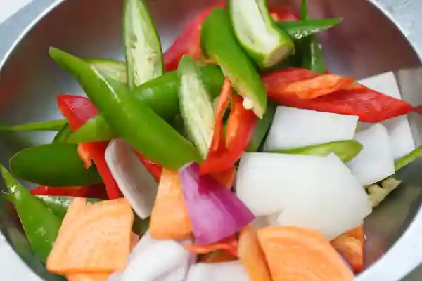 Szechuan Chicken Schritt 1 — Gemüse und Gewürze vorbereiten
