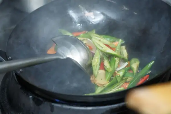 Szechuan Chicken Schritt 6 — Sauce ablöschen
