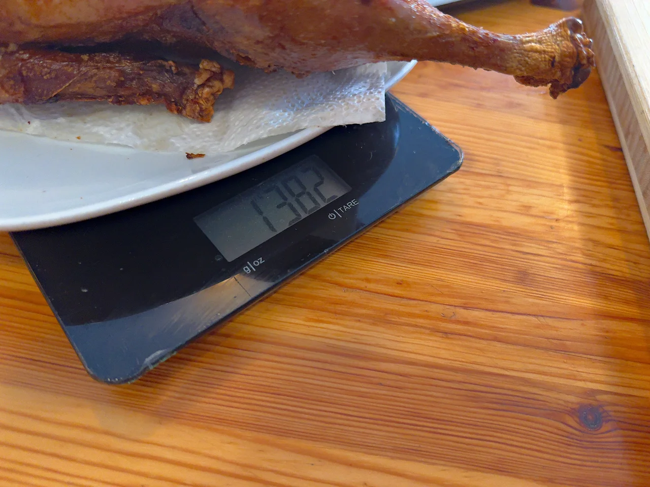 Pekingente vor dem Versuch — auf der Waage 1380 Gramm