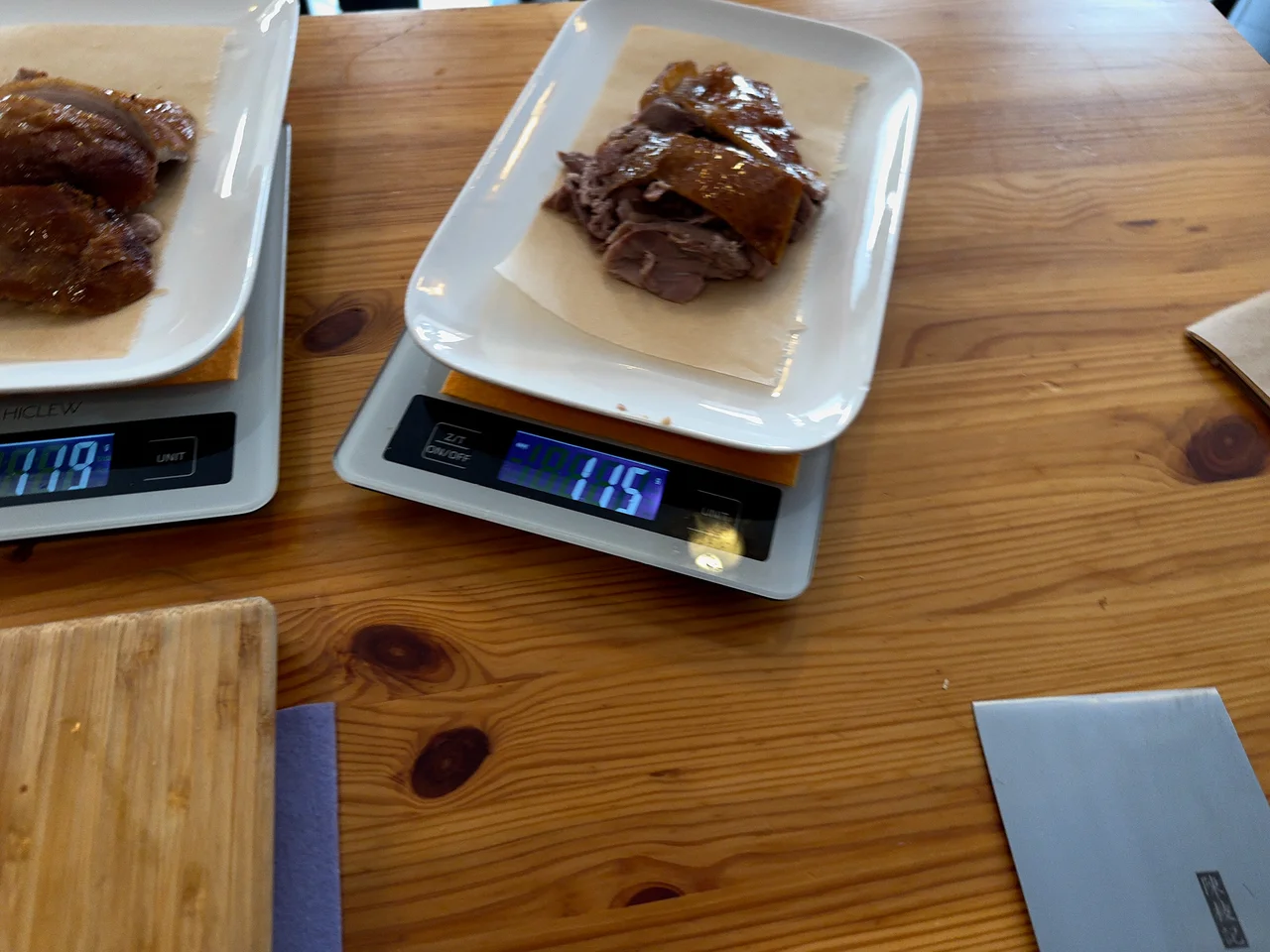 Portionen 1 und 2 auf separaten Waagen, je zwischen 110 und 130 Gramm