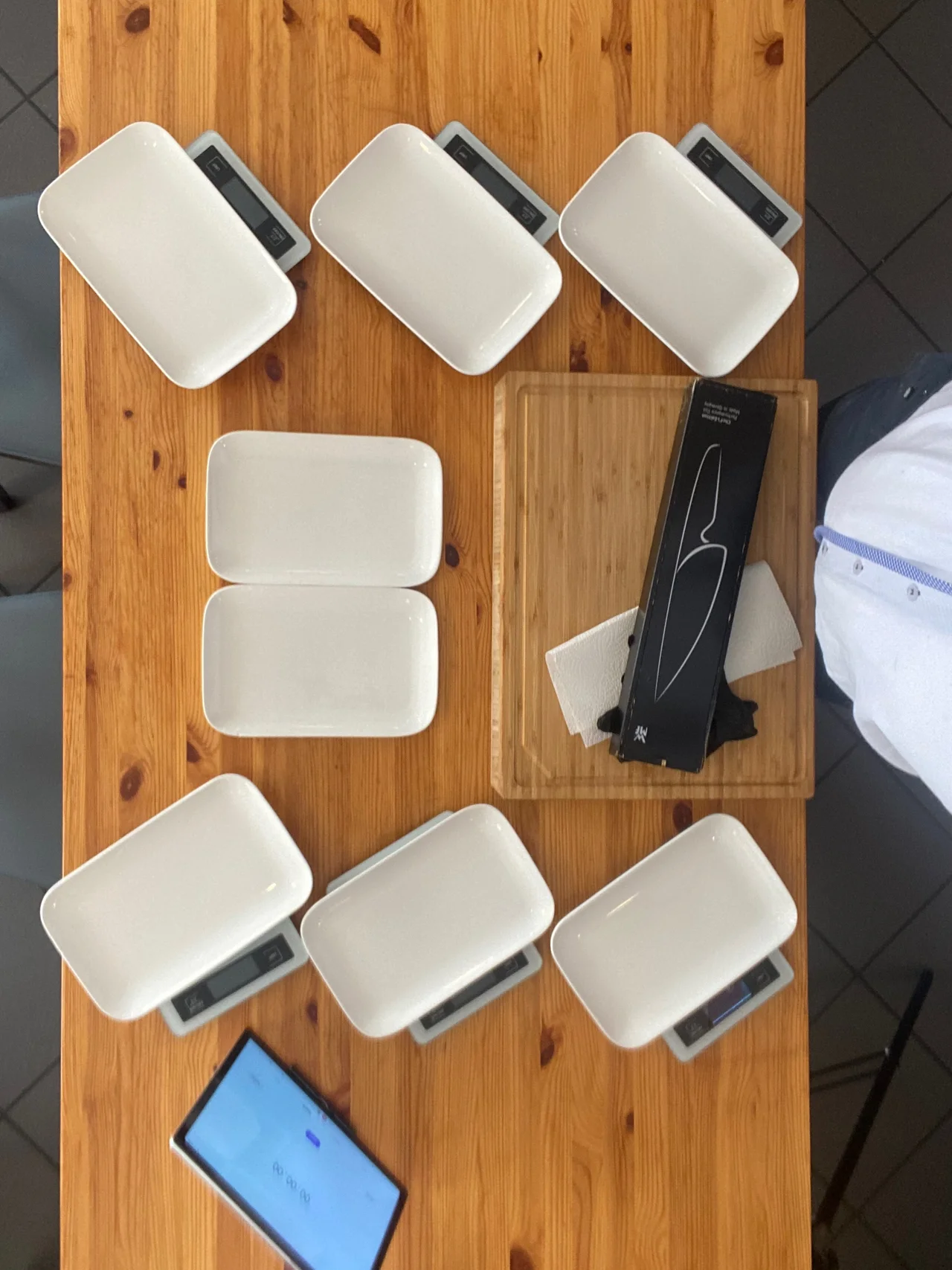 Aufsicht auf Trainings-Setup mit sechs Einzelwaagen und Tablet als Timer