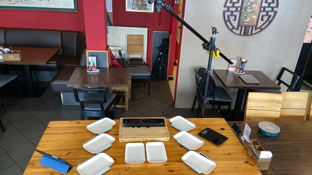 Trainings-Setup im China Restaurant Yung — 6 Tranchier-Teller, Schneidebrett, Boom-Mic-Stativ
