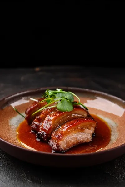 Char Siu angerichtet — dunkle Sauce, Frankfurt